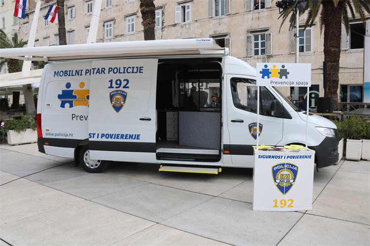 Slika /PU_SD/Slike/Mobilni kombi prevencija II.JPG